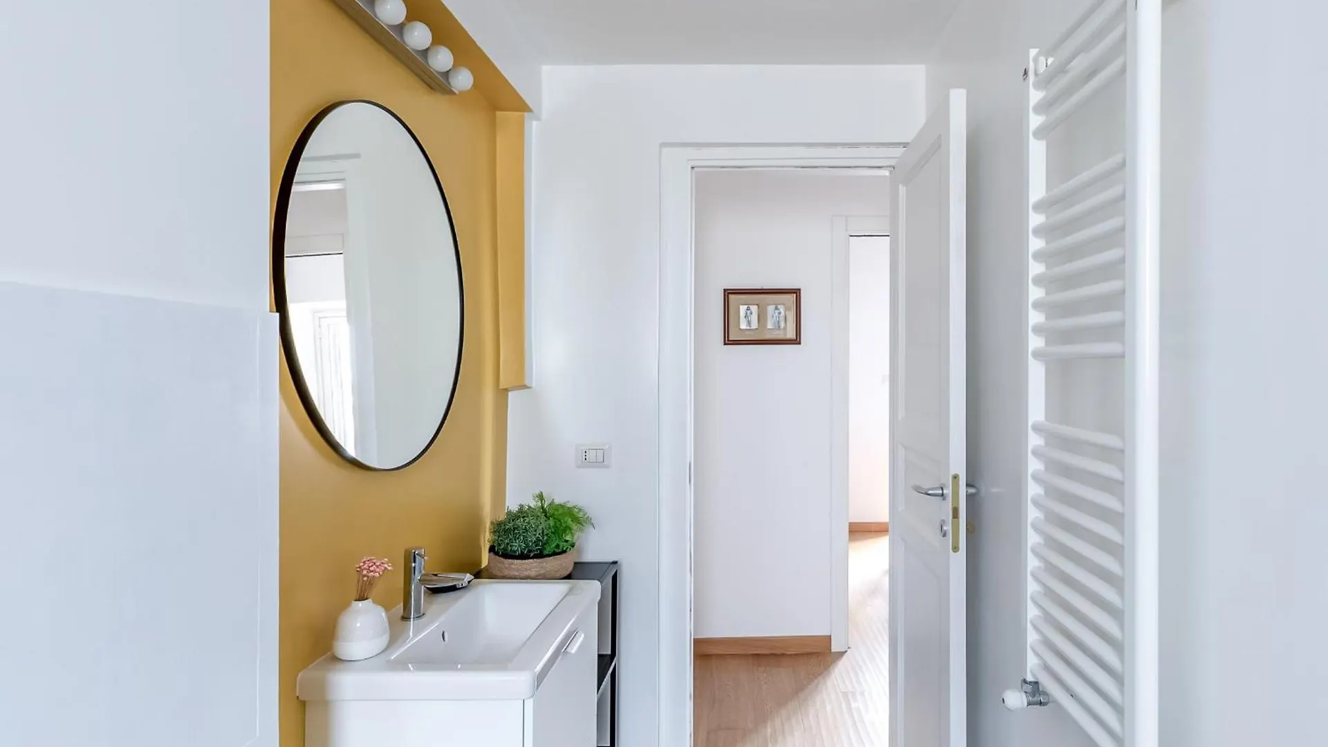 Hostly-Light And Wood Rome Midtown-Near Trevi Apartment Italy