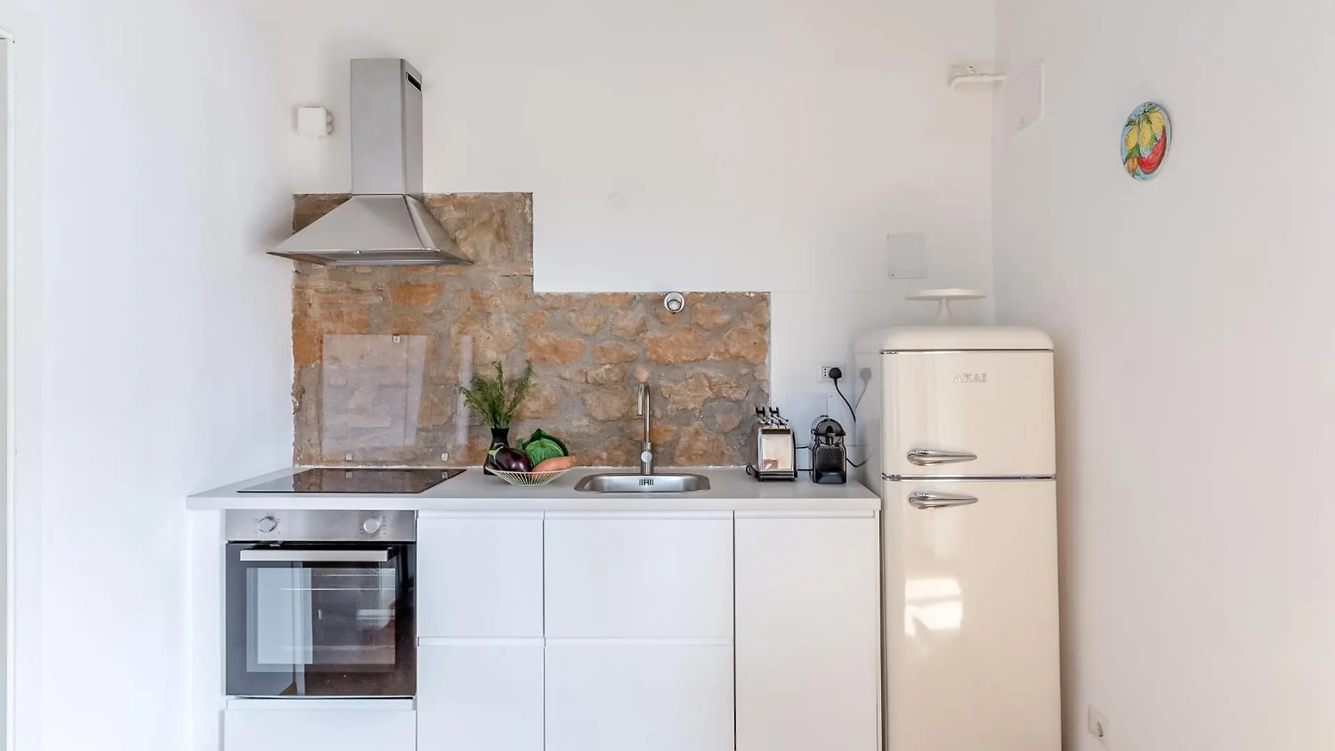 Hostly-Light And Wood Rome Midtown-Near Trevi Apartment Italy